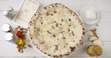 Fırından yeni çıkmış dört peynirli pizza. Afiyet olsun İtalyan pizzası.