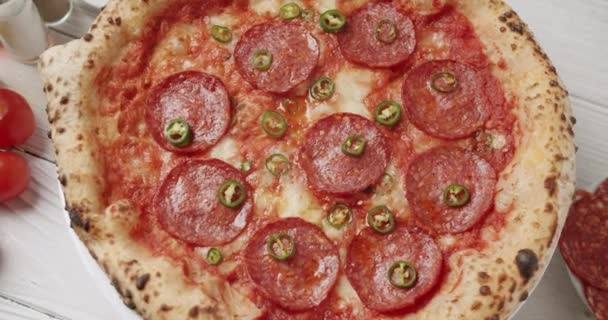 Närbild Pepperoni Pizza redo för att äta. Läcker italiensk pizza. Zooma ut. — Stockvideo