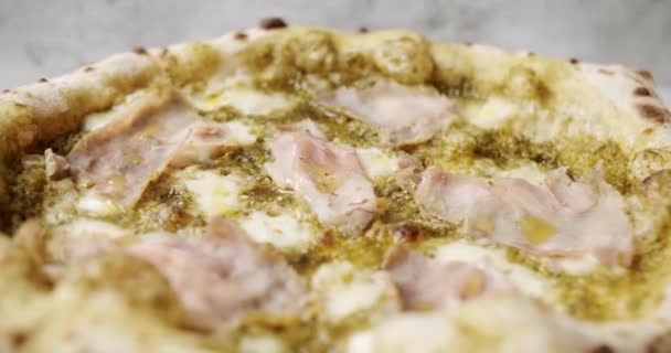 Pizza med kött, Pesto, ost och parmesan färskt ur ugnen redo att äta. — Stockvideo