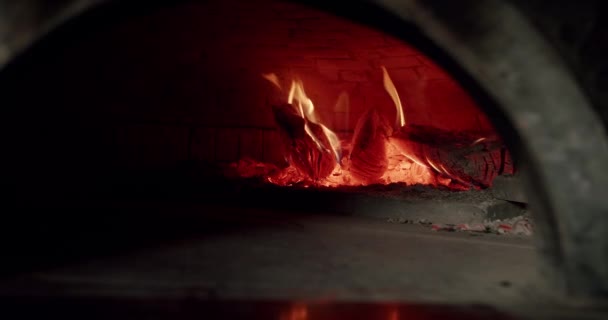 火は木の超スローモーションを燃やす。イタリアのピザを準備する準備ができました。キッチンオーブン. — ストック動画