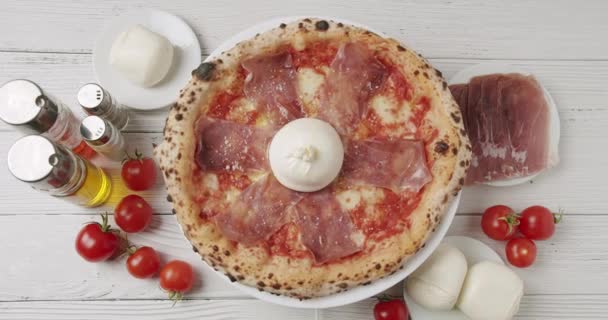 Pizza au prosciutto rotative avec fromage sur fond blanc. Vue de dessus. Restauration rapide. — Video
