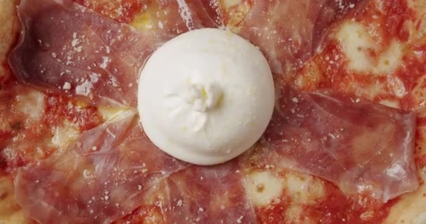 Roterer Prosciutto Pizza med ost på hvit bakgrunn. Sett ovenfra og Zoom – stockvideo