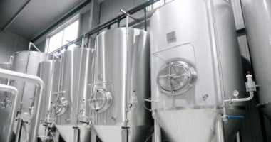 Modern bira tanklarıyla bira üretimi. Bavyera Laboratuvarı, Kontrol Laboratuvarı.
