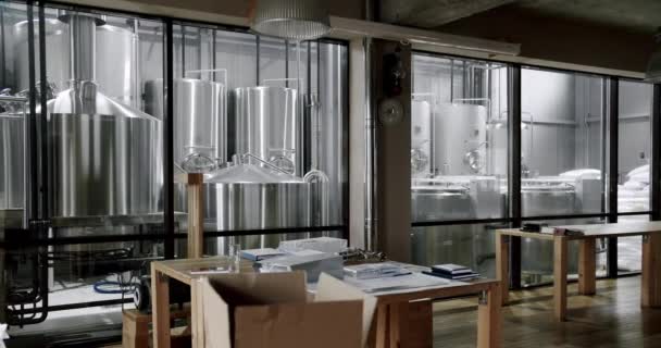 Fábrica de producción de cerveza. Tanques de cerveza modernos. Laboratorio Baviera, Laboratorio de control. — Vídeos de Stock