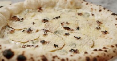 Fırından yeni çıkmış dört peynirli pizza. Afiyet olsun İtalyan pizzası.