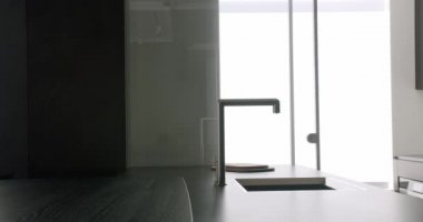 Şeffaf kapısı olan minimalist mobilyalar. Modern Krom Musluk. Yeni Ev.