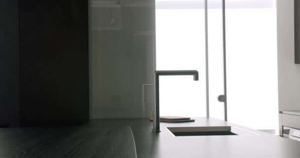 Mobília minimalista com porta transparente. Torneira cromada moderna. Nova casa. — Vídeo de Stock