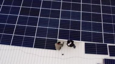 Güneş teknisyenleri evin çatısına güneş panelleri kuruyor. Teknisyen Çalışması.