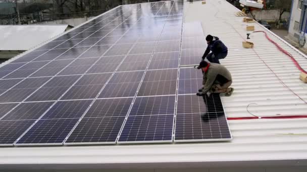 Teknisi surya memasang panel surya di atap rumah. Teknisi Bekerja. — Stok Video
