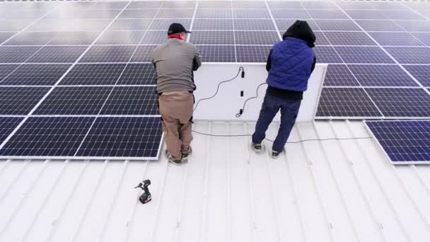 Técnico solar instalando paneles solares en el techo de la casa. Técnico de Trabajo. — Vídeos de Stock