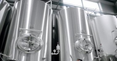 Bira üretim fabrikası. Modern bira tankları. Bavyera Laboratuvarı, Kontrol Laboratuvarı.
