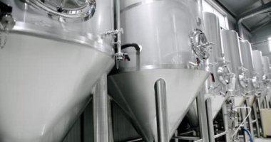 Bira üretim fabrikası. Modern bira tankları. Bavyera Laboratuvarı, Kontrol Laboratuvarı.