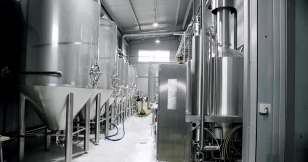 Bierproduktion Fabrik. Moderne Biertanks. Bavaria Lab, Prüflabor. — Stockvideo