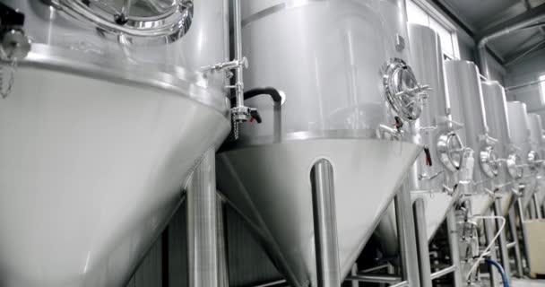 Bierproduktion Fabrik. Moderne Biertanks. Bavaria Lab, Prüflabor. — Stockvideo