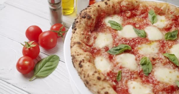Pizza italiana con queso mozzarella, albahaca y tomates cherry. Pizza Margherita — Vídeos de Stock