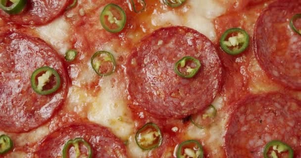 Піца Пеппероні готова до їжі. Смачна італійська піца. Zoom Out.Food Service — стокове відео