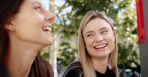 Dwie kobiety lubią rozmawiać, patrząc na siebie w miłości na zewnątrz, lato — Wideo stockowe