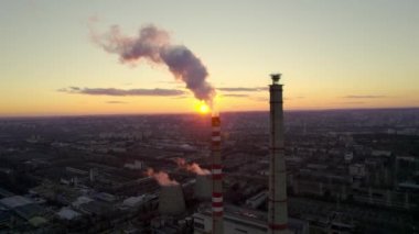 Borular, sanayinin atmosferini şehrin yakınındaki duman ve kirlilikle kirletiyor.