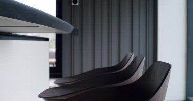 Modern sandalyeler. Kahverengi Minimalist Tasarım Sandalyeleri. Rahat, konforlu Modern Tasarım 