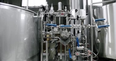 Bira üretim fabrikası. Modern bira tankları. Bavyera Laboratuvarı, Kontrol Laboratuvarı.