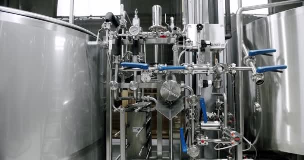 Fábrica de producción de cerveza. Tanques de cerveza modernos. Laboratorio Baviera, Laboratorio de control. — Vídeos de Stock