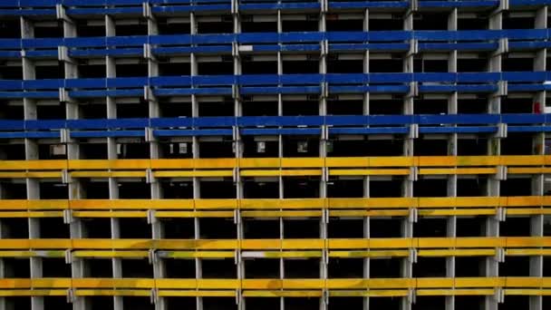 Bâtiment dans le drapeau coloré de l'Ukraine, les couleurs jaunes et bleues. Message Pas de guerre — Video