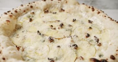 Fırından yeni çıkmış dört peynirli pizza. Afiyet olsun İtalyan pizzası.