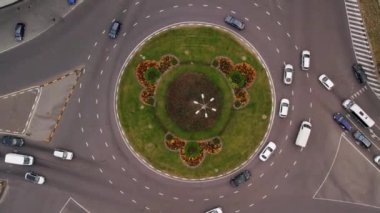 Bir sürü arabası olan bir trafik çemberi. Dairesel bir kavşakta yukarıdan aşağıya hava görüntüsü