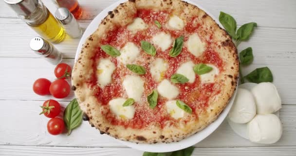 Пицца Маргарита итальянская пицца с сыром моцарелла, базиликом и помидорами черри — стоковое видео