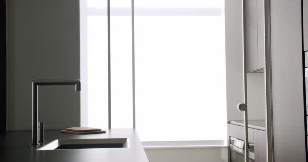 Meubles minimalistes avec porte transparente. Robinet chromé moderne. Nouvelle maison. — Video