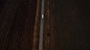 Beyaz yol, ufuktaki mesafeye doğru gidiyor. 