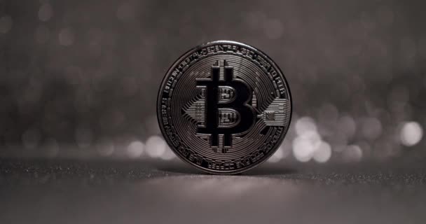 Νέο εικονικό νόμισμα με ένα ασημένιο Bitcoin Close Up σε μαύρο φόντο — Αρχείο Βίντεο