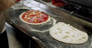 Şef restoran mutfağında taze pizza hazırlıyor. İtalyan pizzası.
