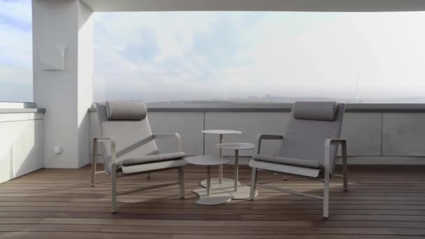 Real Terrace di penthouse mewah dengan furnitur yang indah dan lantai kayu — Stok Video