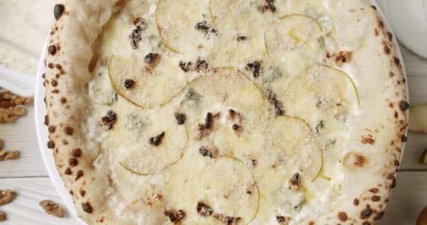 Μεγάλη Πίτσα με 4 τυριά με Αχλάδι Έτοιμο για Φαγητό. Νόστιμη ιταλική πίτσα. — Αρχείο Βίντεο