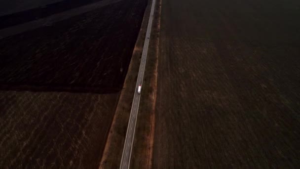 那条白色的小径在高速公路上一直延伸到远方的地平线 — 图库视频影像