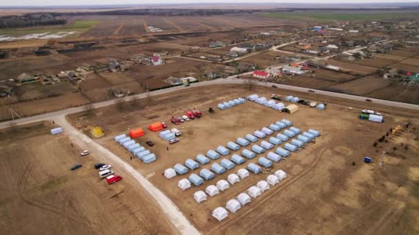 Flyktingläger med många skydd och boende, Flyktingar från Ukraina — Stockvideo