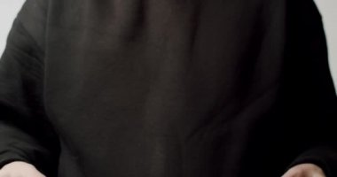 Elinde savaş yok mesajı olan beyaz bir kağıt tutan kişi. Savaş Mesajı İstemiyoruz.