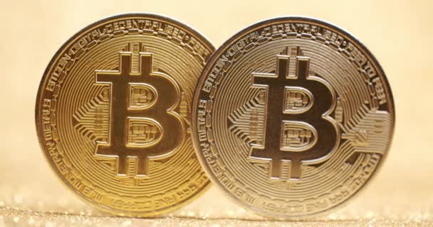Close Up Neue virtuelle Währung Bitcoin BTC Münze auf Goldgrund mit Bokeh — Stockvideo