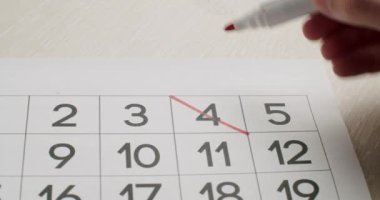 Mans el Kağıt takvimine kırmızı bir kalem kullanarak dördüncü gün yazın.