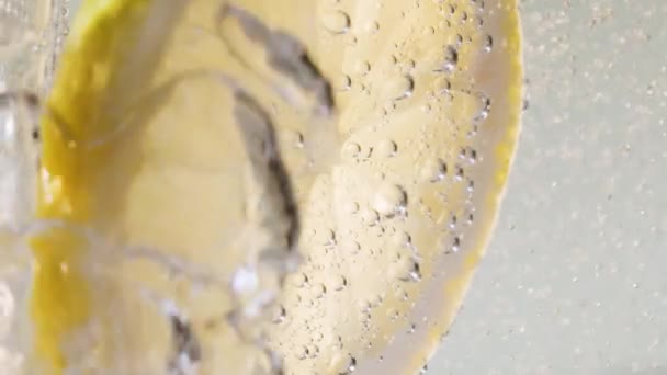 Close Up Erfrischung funkelt Zitronenlimonade und kaltes Sommergetränk. — Stockvideo