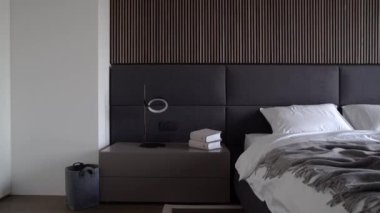 Gece Masaları ve Lambalı Çift Yataklı Gerçek Modern Yatak Odası
