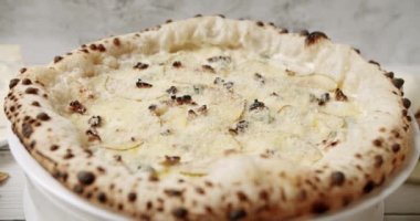 4 peynirli büyük pizza ve armut Lezzetli İtalyan pizzası..