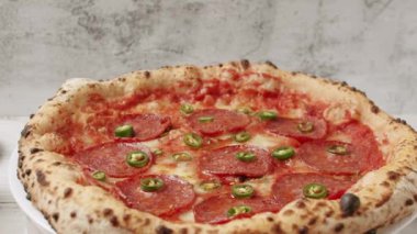 Pepperoni Pizza ve acı yeşil biber. Beyaz arka planda nefis İtalyan yemeği.