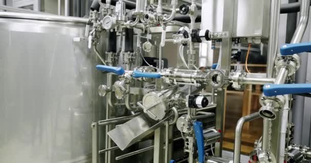 Moderne Bierfabrik. Komplexe Produktionsanlagen in der Bierfabrik — Stockvideo