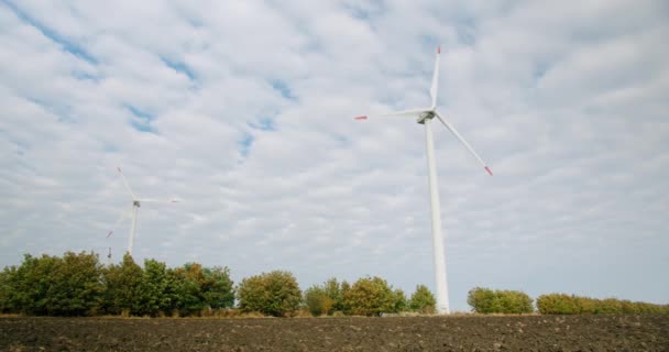 Les éoliennes des éoliennes travaillent dans un champ arable, Centrale électrique — Video