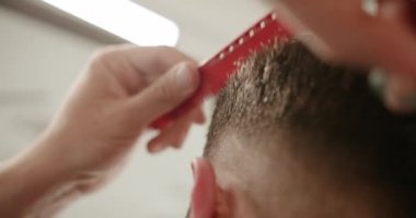 Kuaför, kuaför hizmetleri alıyorum. Berber dükkanında modern saç kesimi.