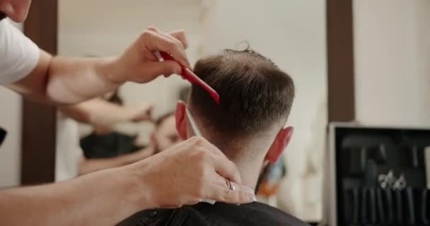 Close-up Cabello de corte masculino con tijeras, Obtención de los servicios de una peluquería — Vídeo de stock