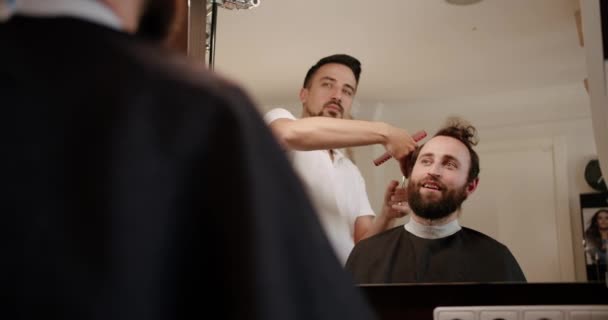 Conseguir los servicios de una peluquera, estilista. Corte de pelo moderno en peluquería. — Vídeos de Stock