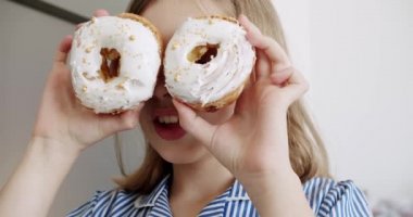 Genç bir kız evde lezzetli bir doğum günü pastası çalıyor. Doğum gününü kutluyor.